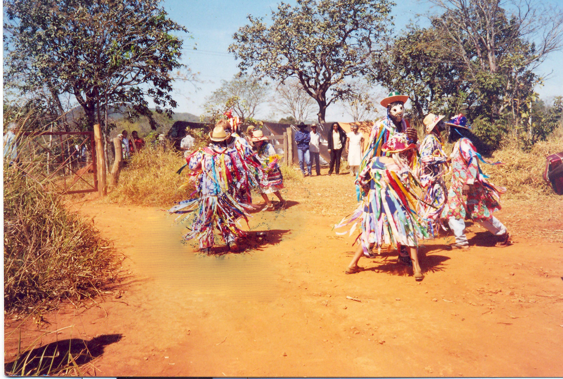Foto 1 - Amaros dançando a caretagem na comemoração da invasão da fazenda Pituba. PTU. 06.08.2003