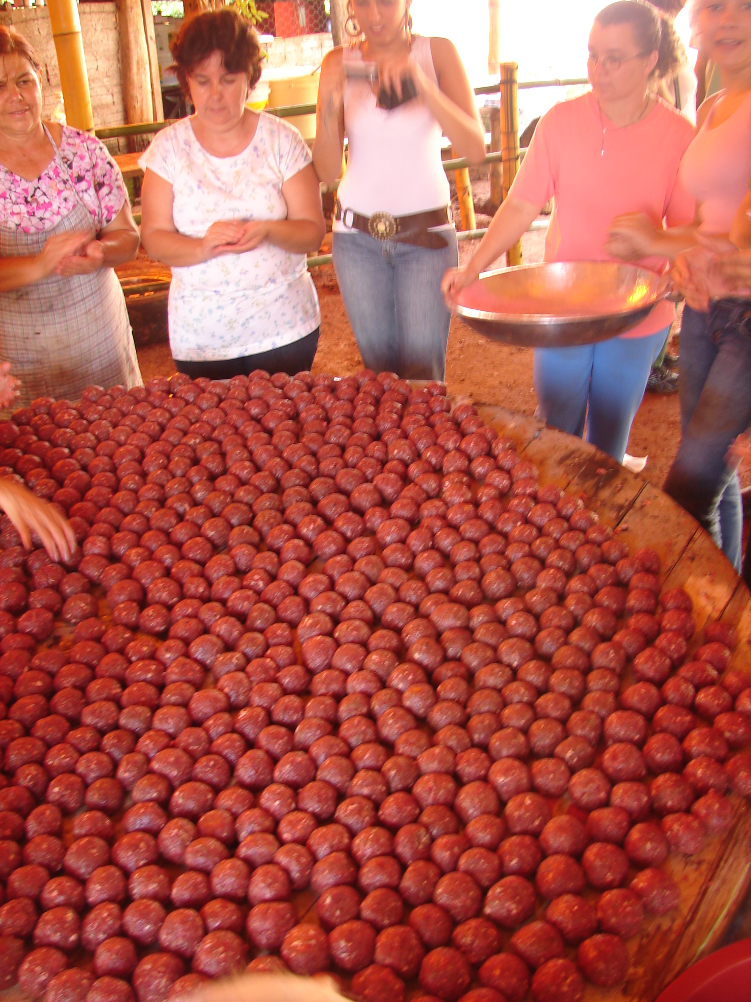 Festa de Santos Reis – Almôndegas sendo preparadas para serem servidas na festa