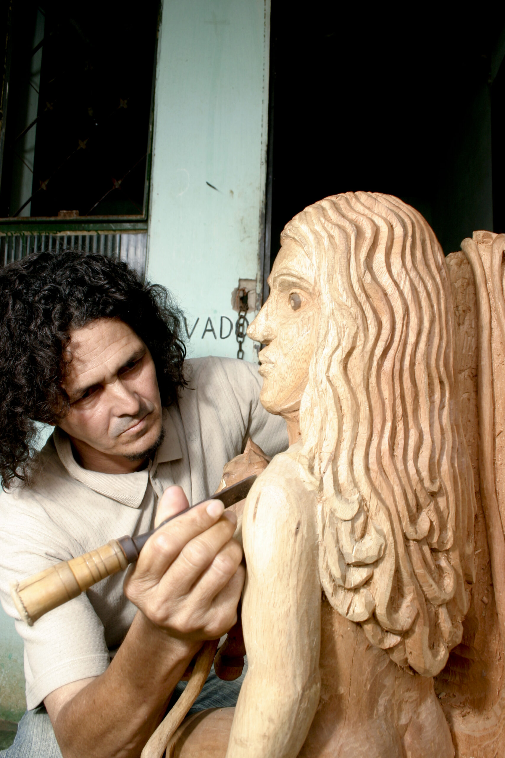 Uberlândia e região – Escultura – Mulher em madeira