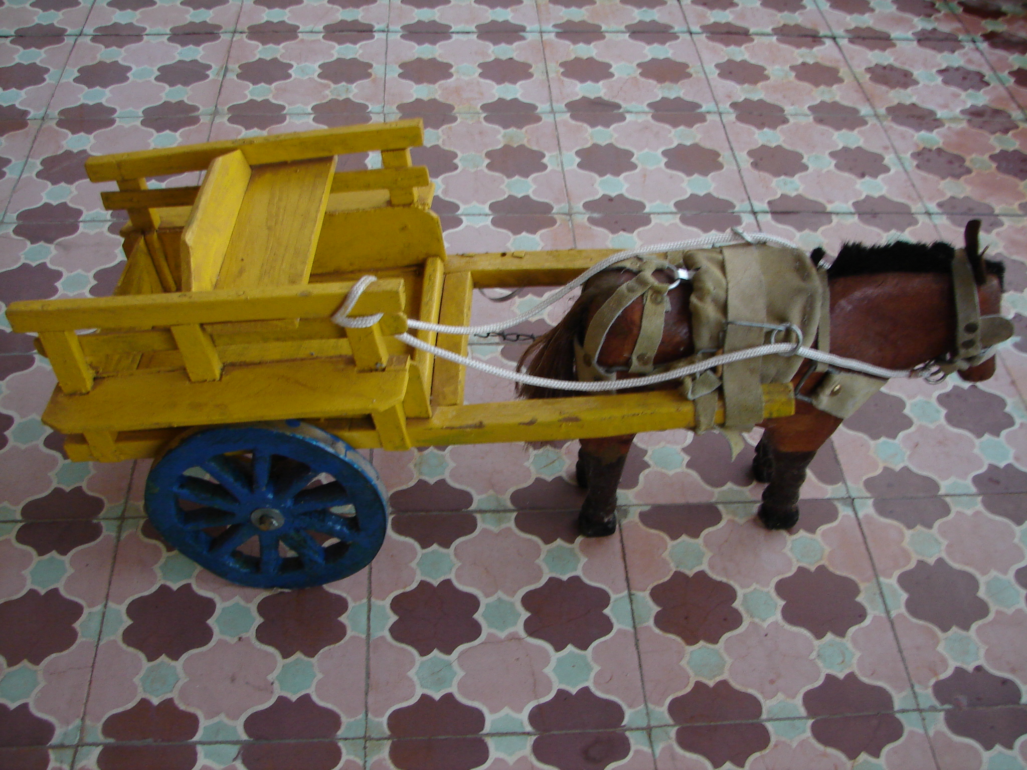 Carrinho de madeira com cavalo.