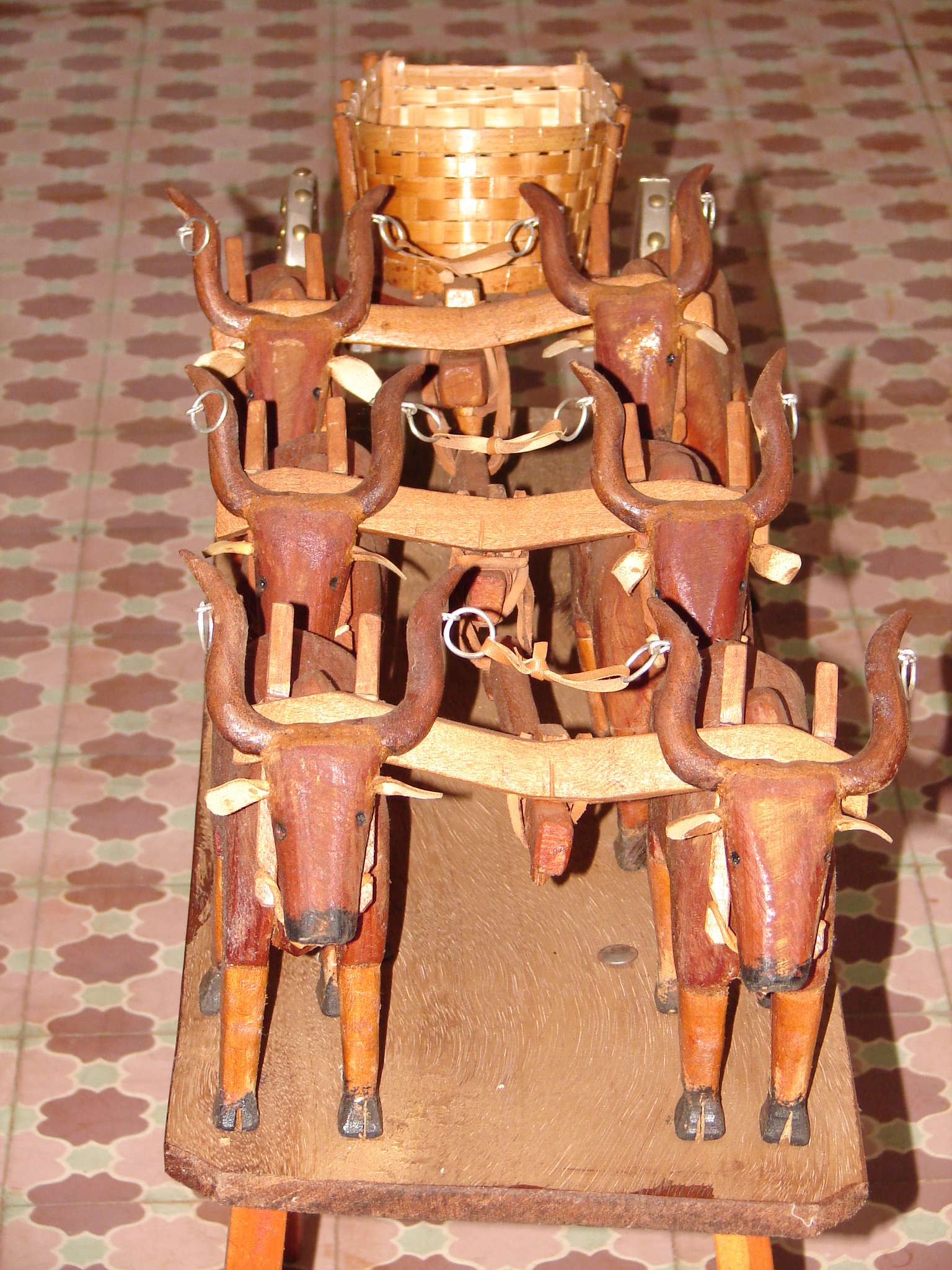 Carro de bois em miniatura.