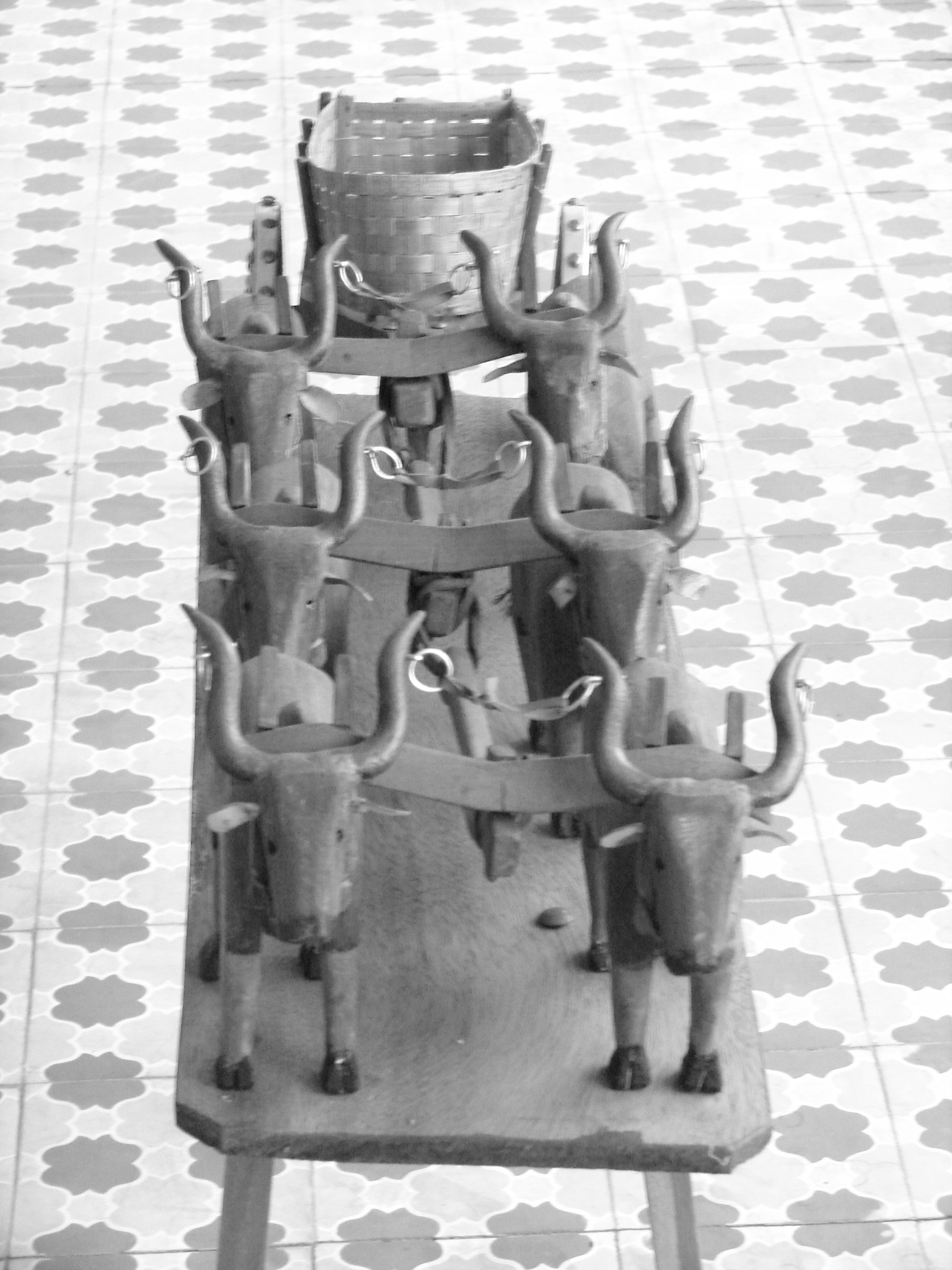 Carro de bois em miniatura.