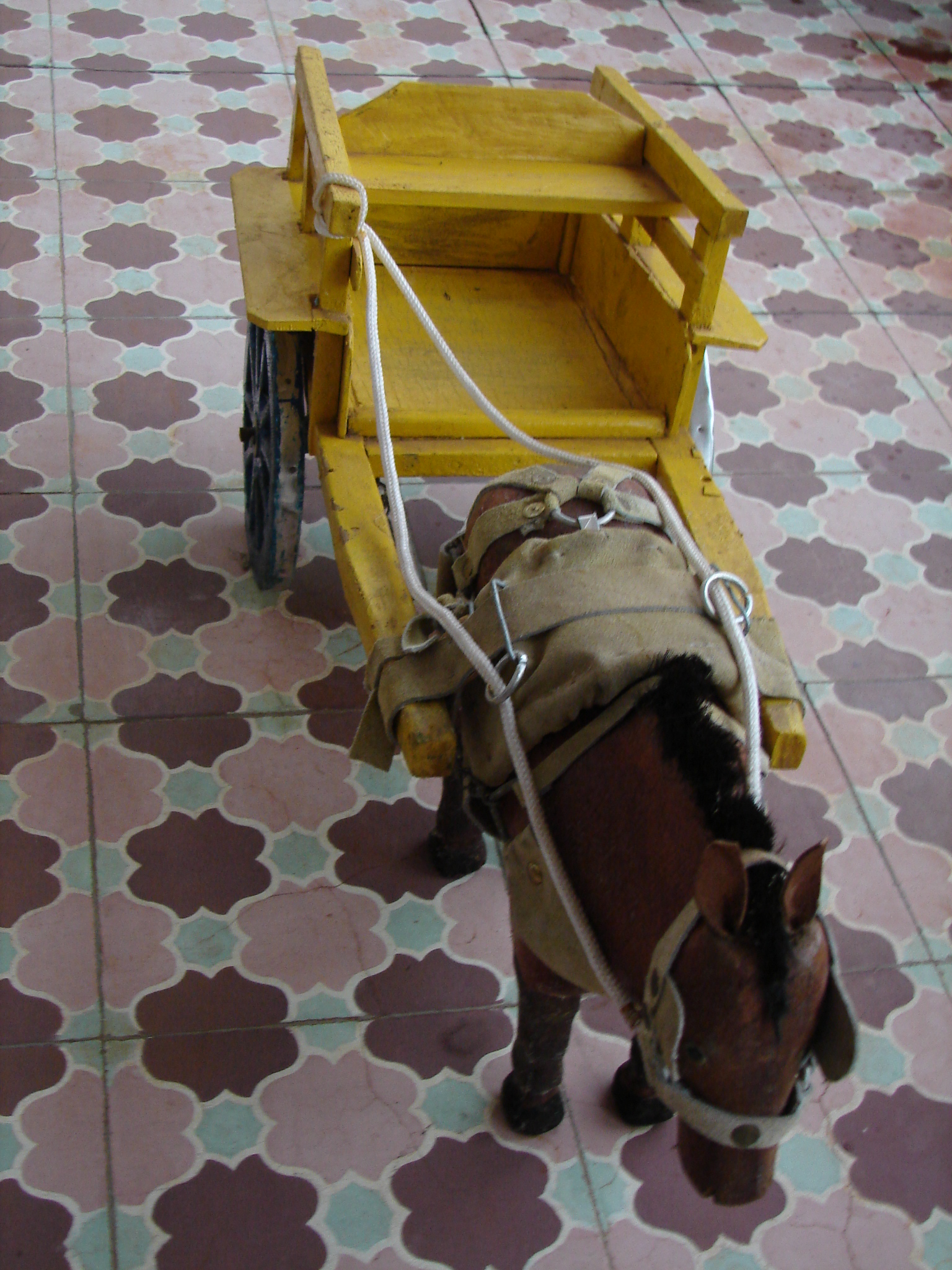 Carrinho de madeira com cavalo.