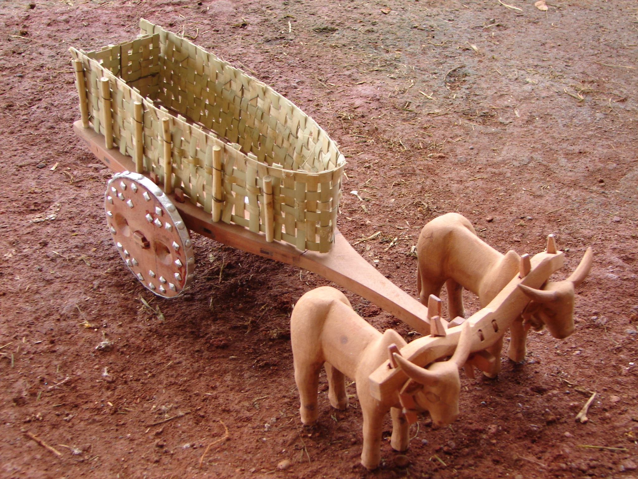 Patos de Minas (MG) – Associação de artesanato – Carro de boi em madeira
