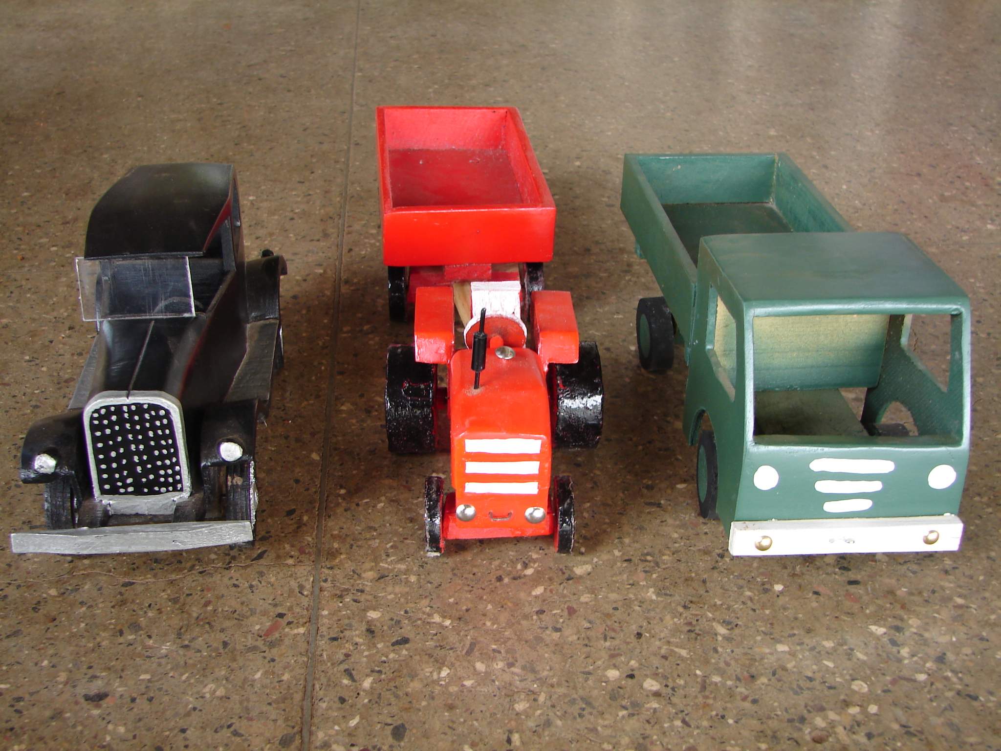 Patos de Minas (MG) – Associação de artesanato – Esculturas de carros antigos