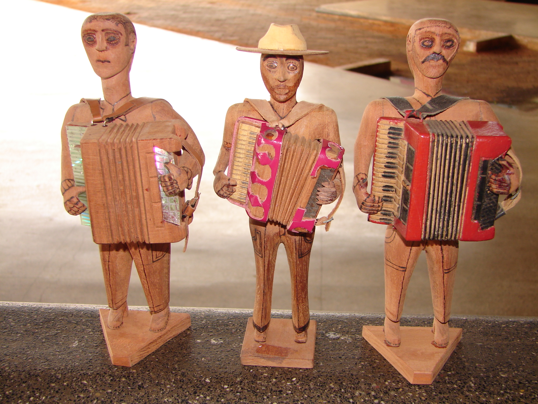 Patos de Minas (MG) – Associação de artesanato – Homens esculpidos em madeira