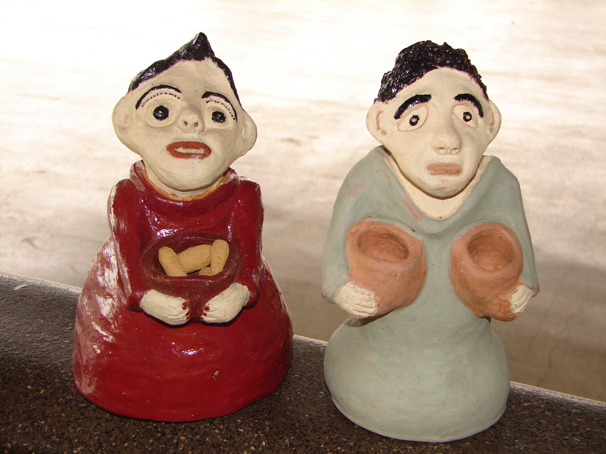 Patos de Minas (MG) – Associação de artesanato – Esculturas com potes em mãos