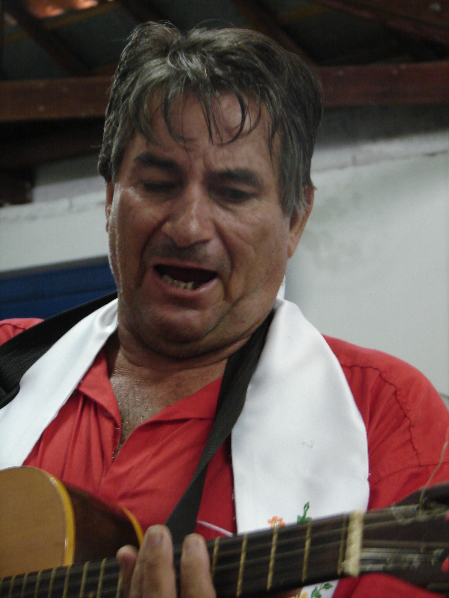 Folia de Reis – Músico com violão.