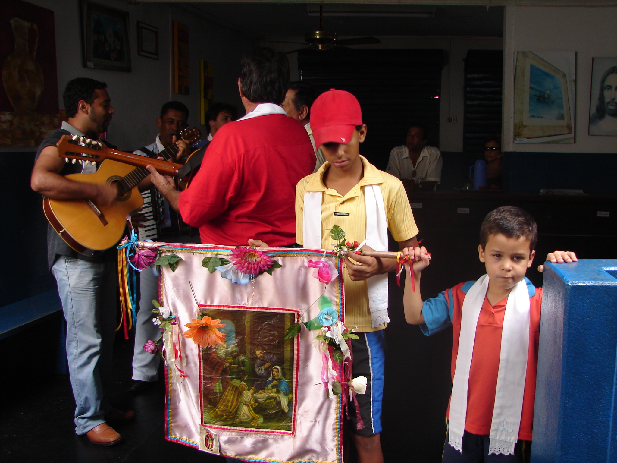 Folia de Reis – Crianças segurando o estandarte.