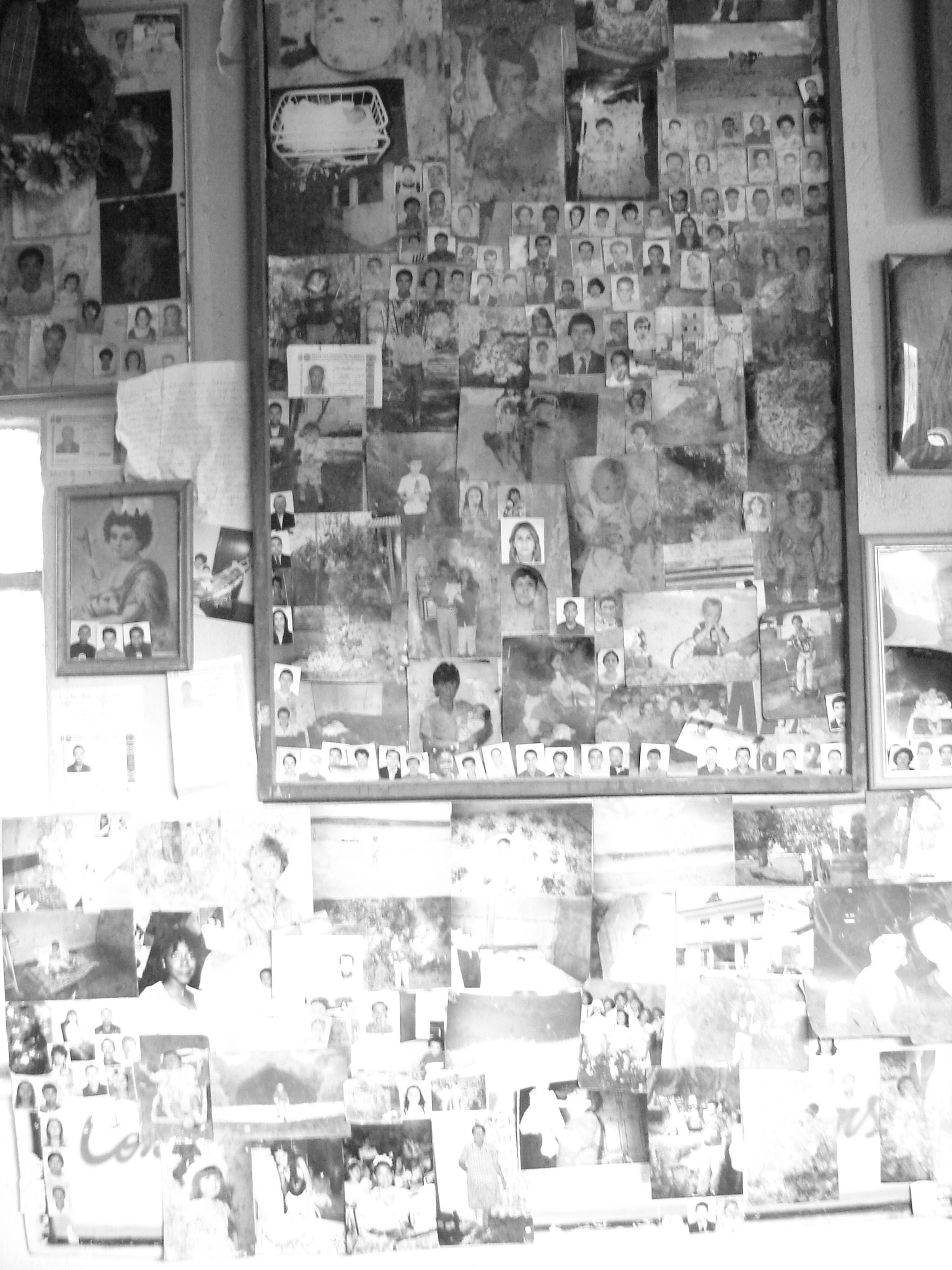 Araxá – Fotografias de devotos que tiveram suas graças alcançadas na Sala dos Milagres – Capela Mártir Filomena