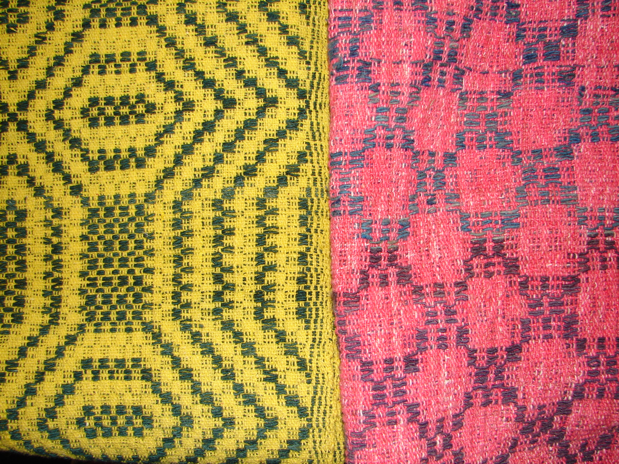 Tecidos amarelo e vermelho.